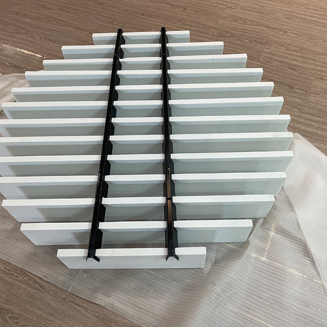 Beabstandete Paneele in verschiedenen Längen